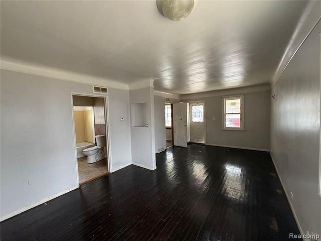 8249 Packard Avenue, Warren, MI 48089