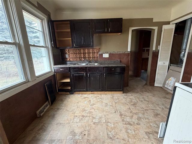 8249 Packard Avenue, Warren, MI 48089