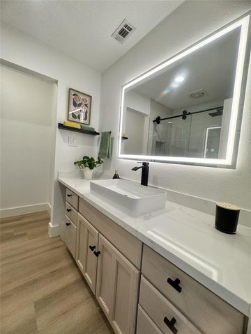 516 S Post Oak Lane 9, Houston, TX 77056