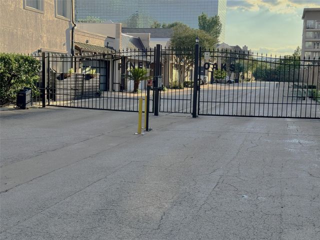 516 S Post Oak Lane 9, Houston, TX 77056