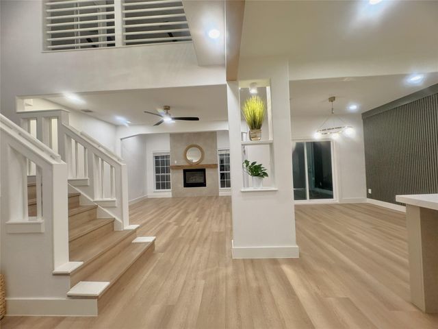 516 S Post Oak Lane 9, Houston, TX 77056
