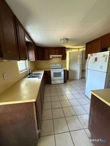 11 Cottage Street, Putnam, CT 06260
