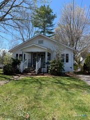 11 Cottage Street, Putnam, CT 06260