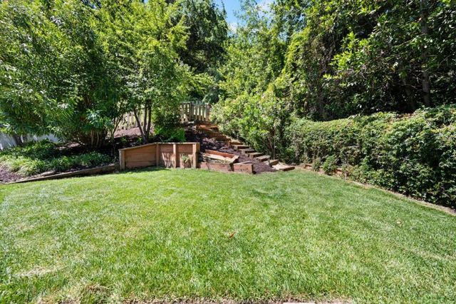 220 Robin Road, Hillsborough, CA 94010