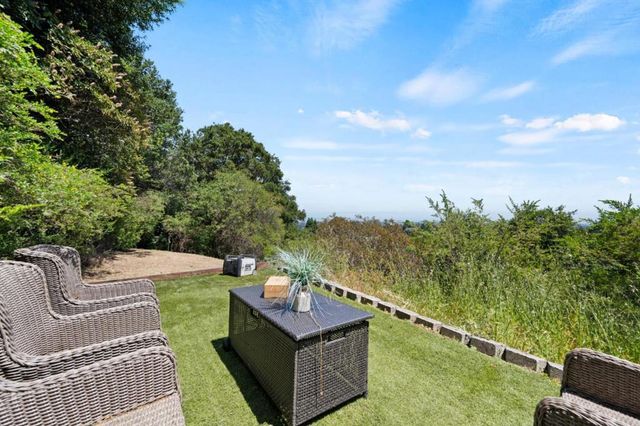 220 Robin Road, Hillsborough, CA 94010