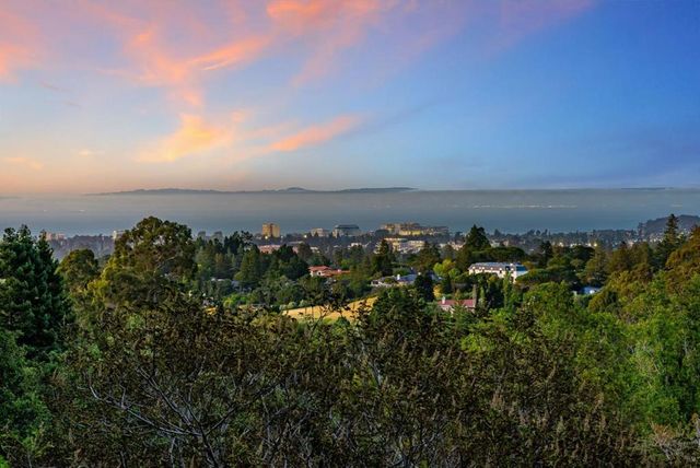 220 Robin Road, Hillsborough, CA 94010