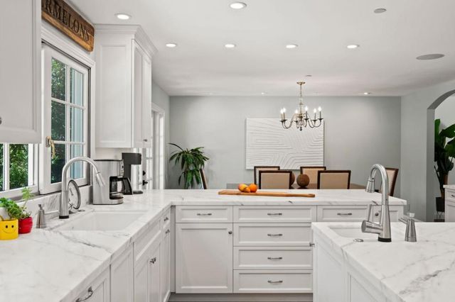 220 Robin Road, Hillsborough, CA 94010