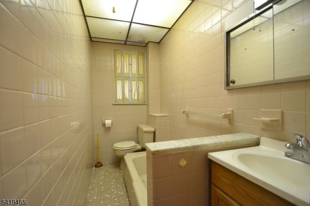 10 Lake Ave, Clifton City, NJ 07011