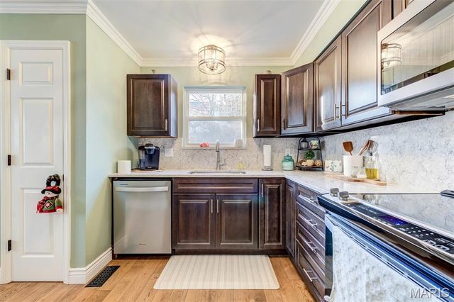 1069 Big Bend Crossing Drive, Manchester, MO 63088