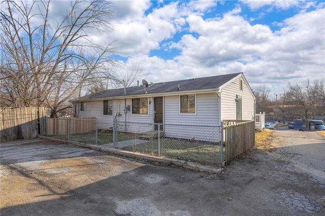 230 NE Evansdale Road, Kansas City, MO 64116