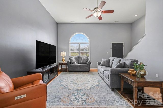 255 19th Avenue SE, Hickory, NC 28602