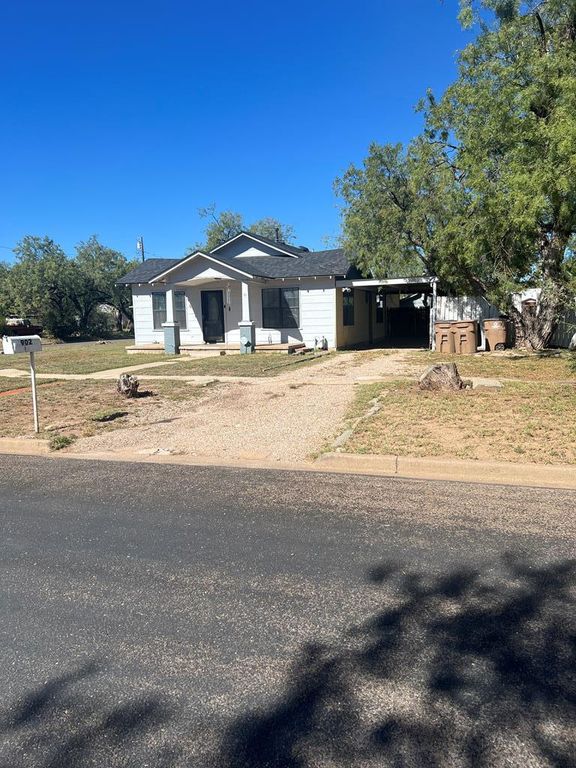 Image 1 of property listing at 902 E 17th St, San Angelo, TX 76903