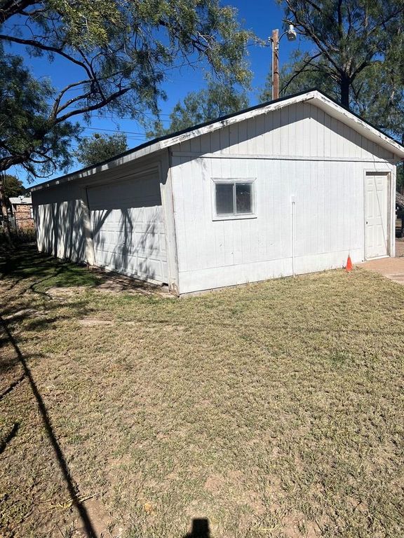 Image 19 of property listing at 902 E 17th St, San Angelo, TX 76903