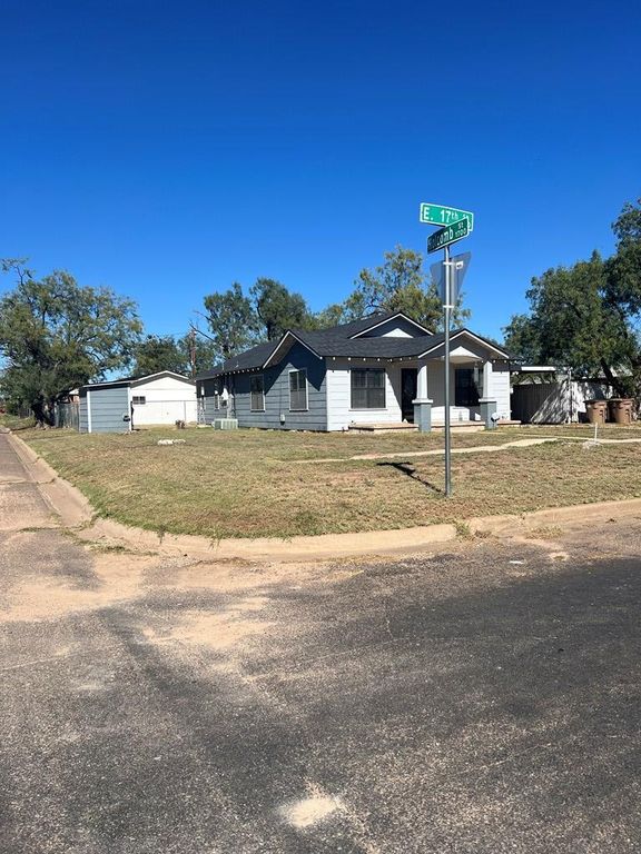 Image 2 of property listing at 902 E 17th St, San Angelo, TX 76903