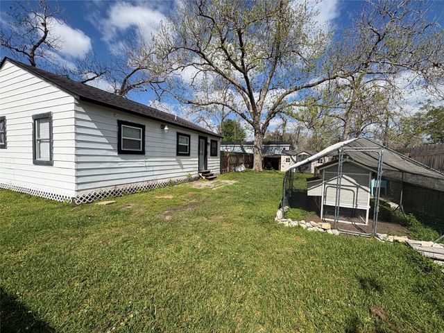 406 N Fig Street, Sweeny, TX 77480