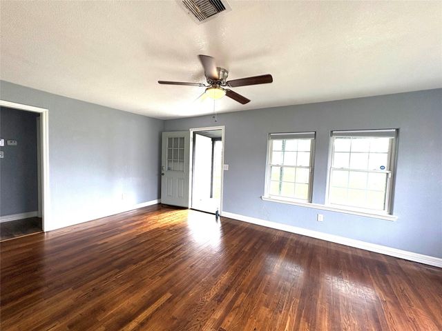 406 N Fig Street, Sweeny, TX 77480