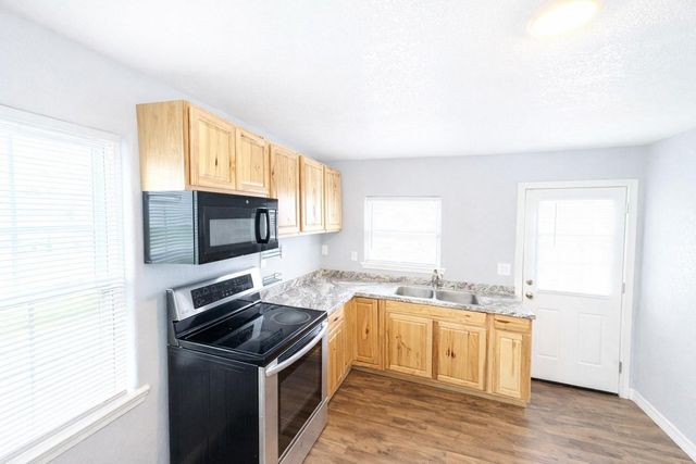 406 N Fig Street, Sweeny, TX 77480