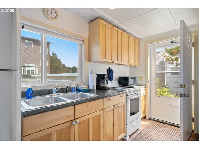 3063 Sw ANCHOR Ave, Lincoln City, OR 97367