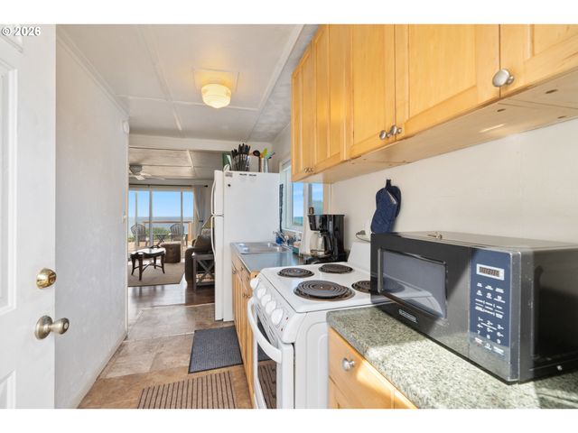 3063 Sw ANCHOR Ave, Lincoln City, OR 97367