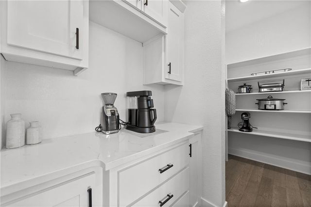 25274 W 92nd Terrace, Lenexa, KS 66227