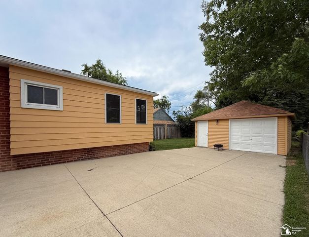 2845 Birchwood Street, Trenton, MI 48183