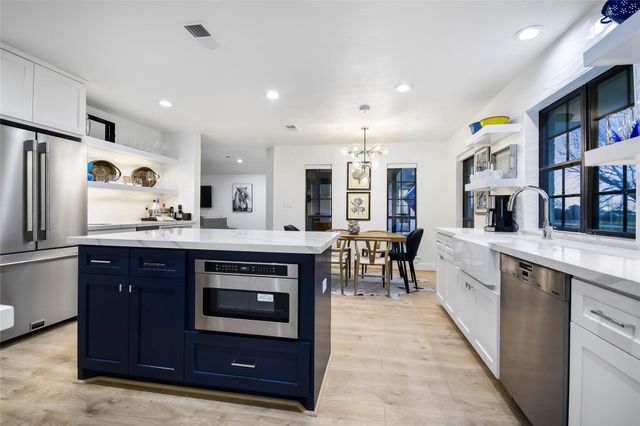 6569 Cutoff RD, Round Top, TX 78940