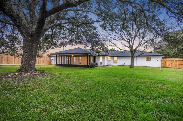 6569 Cutoff RD, Round Top, TX 78940