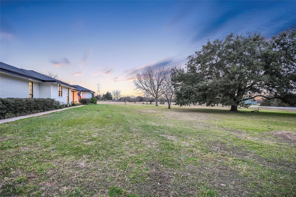 6569 Cutoff RD, Round Top, TX 78940
