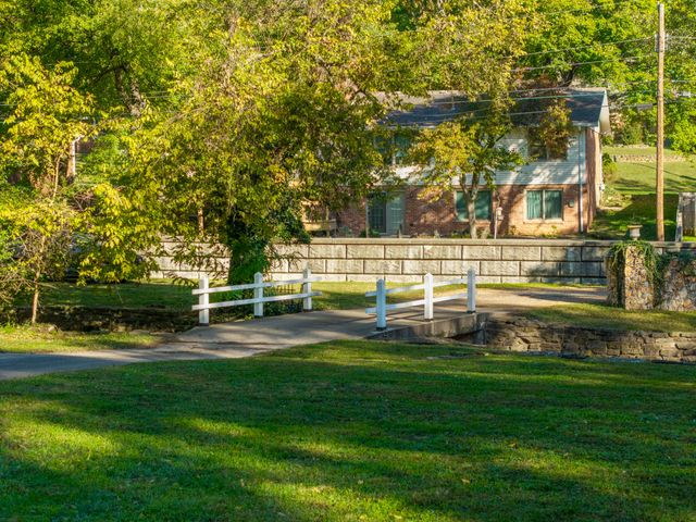 2801 S Lone Pine Avenue, Springfield, MO 65804