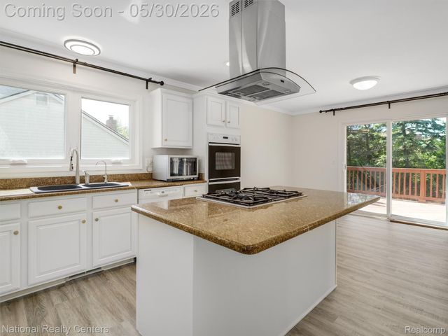 47245 N Pointe Drive, Canton Charter Township, MI 48187