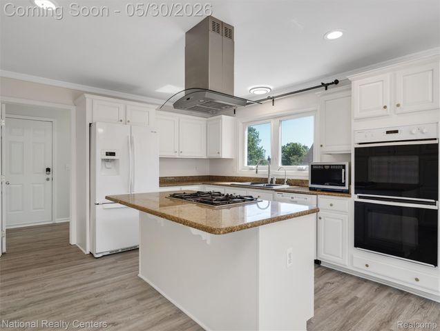 47245 N Pointe Drive, Canton Charter Township, MI 48187