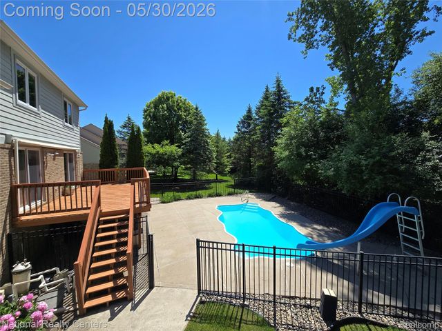 47245 N Pointe Drive, Canton Charter Township, MI 48187