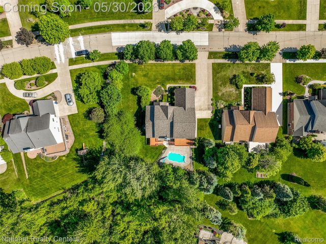 47245 N Pointe Drive, Canton Charter Township, MI 48187