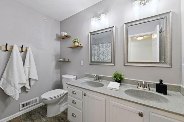 642 Willoughby Way W, Minnetonka, MN 55305