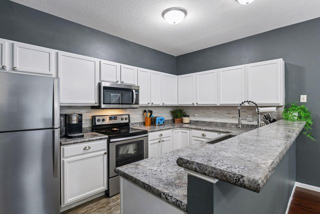 642 Willoughby Way W, Minnetonka, MN 55305