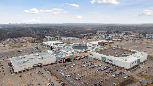 642 Willoughby Way W, Minnetonka, MN 55305