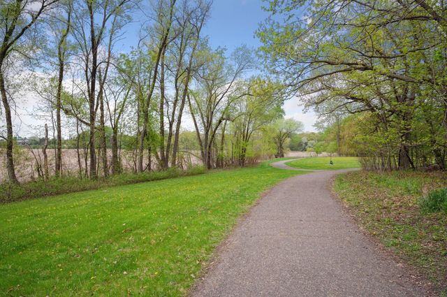 642 Willoughby Way W, Minnetonka, MN 55305