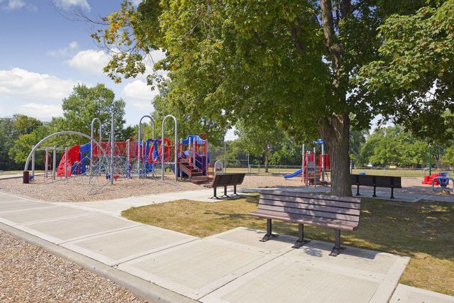 642 Willoughby Way W, Minnetonka, MN 55305