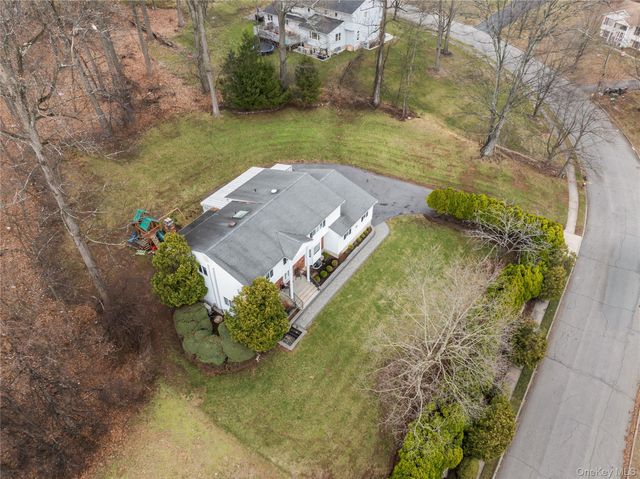 20 Algonquin Circle, Airmont, NY 10952