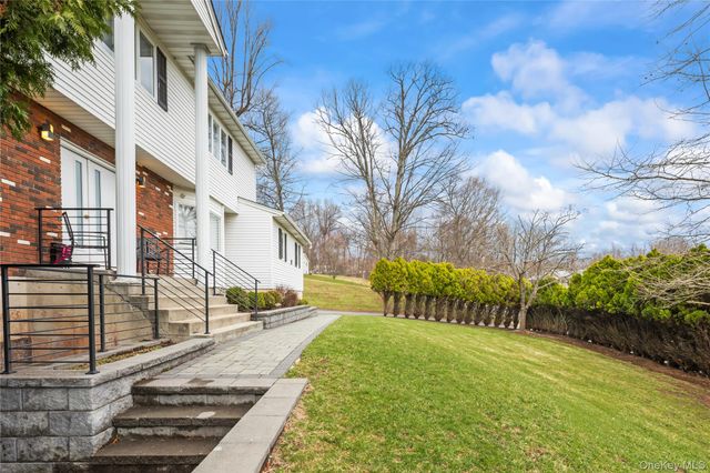 20 Algonquin Circle, Airmont, NY 10952