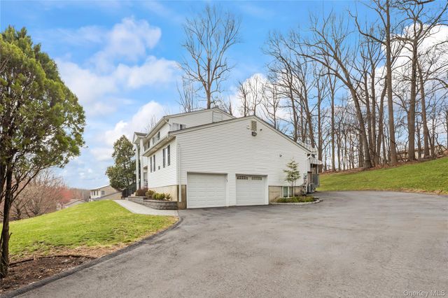 20 Algonquin Circle, Airmont, NY 10952