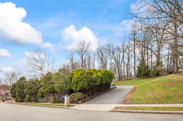 20 Algonquin Circle, Airmont, NY 10952