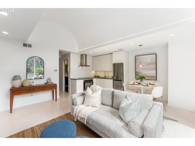 859 Sw BROADWAY Dr 41, Portland, OR 97201