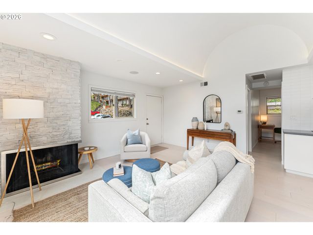 859 Sw BROADWAY Dr 41, Portland, OR 97201