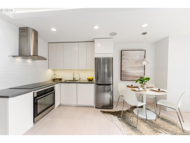 859 Sw BROADWAY Dr 41, Portland, OR 97201