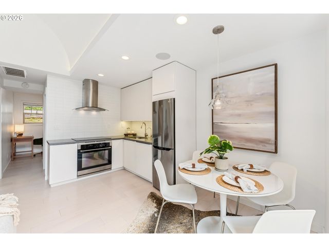 859 Sw BROADWAY Dr 41, Portland, OR 97201