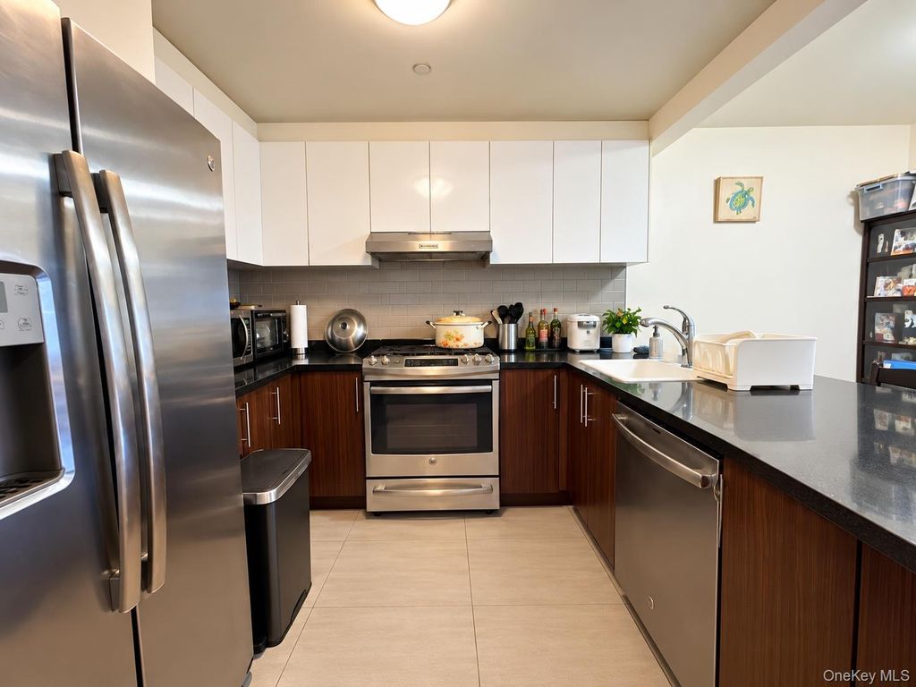 136-46 41st Avenue 2F, Flushing, NY 11355 — photo 3