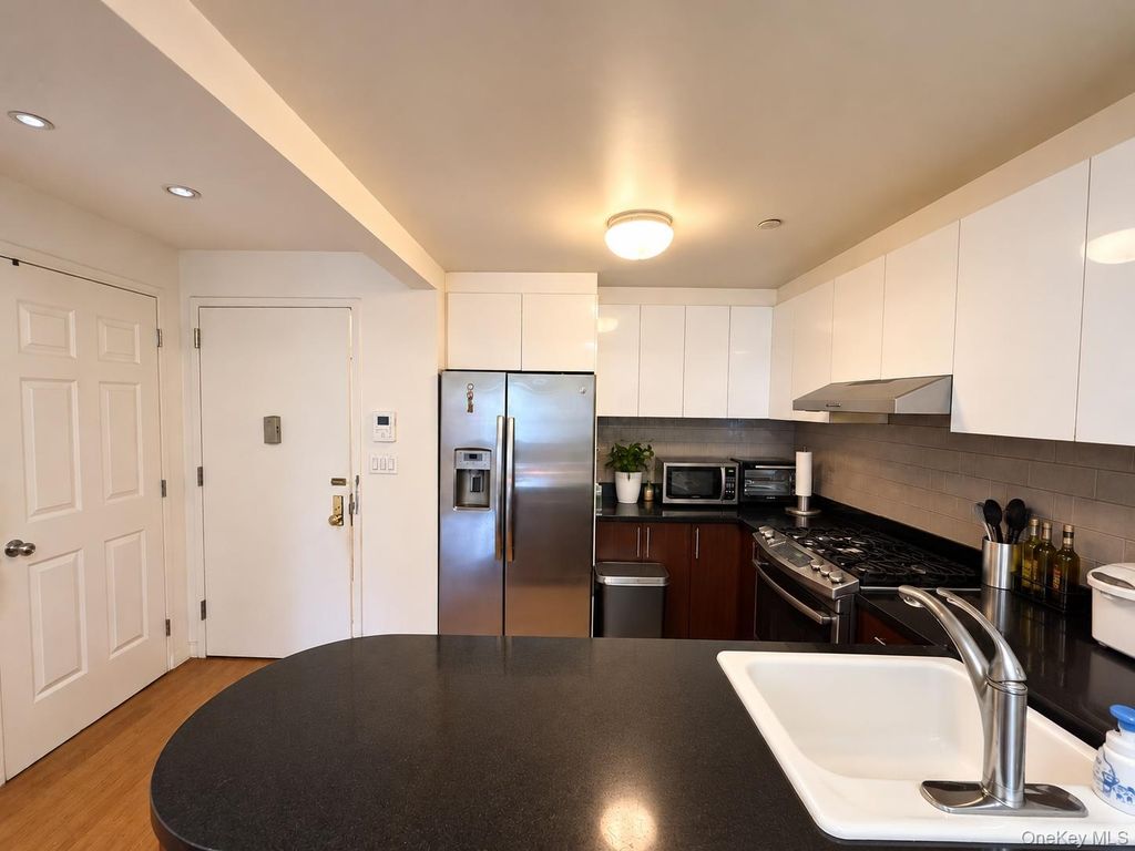136-46 41st Avenue 2F, Flushing, NY 11355 — photo 4