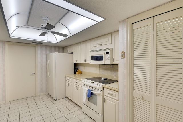 3825 WILSHIRE CIRCLE 1, Sarasota, FL 34238