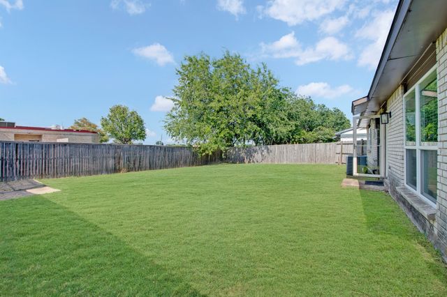 555 Hawthorne Drive, Allen, TX 75002